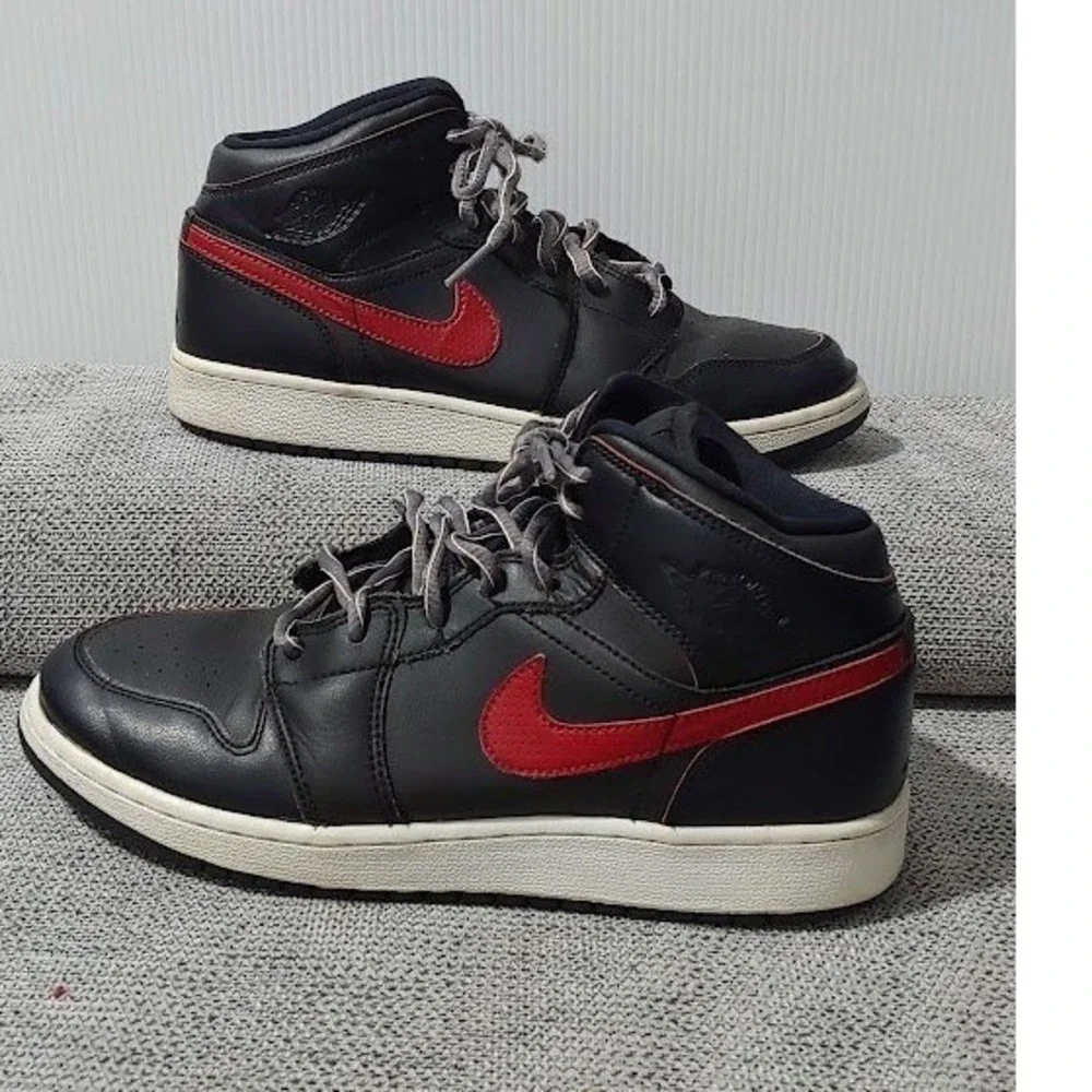 Nike Air Jordan 1 Mid GS Youth Size 6Y Black Gym Red 554725-009 Sneakers